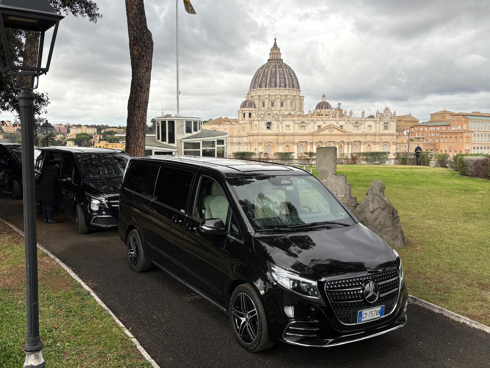 Furgonetas privadas Mercedes V-Class en Rome cerca de St. Peter's Basilica, listas para un transfer de crucero a Civitavecchia