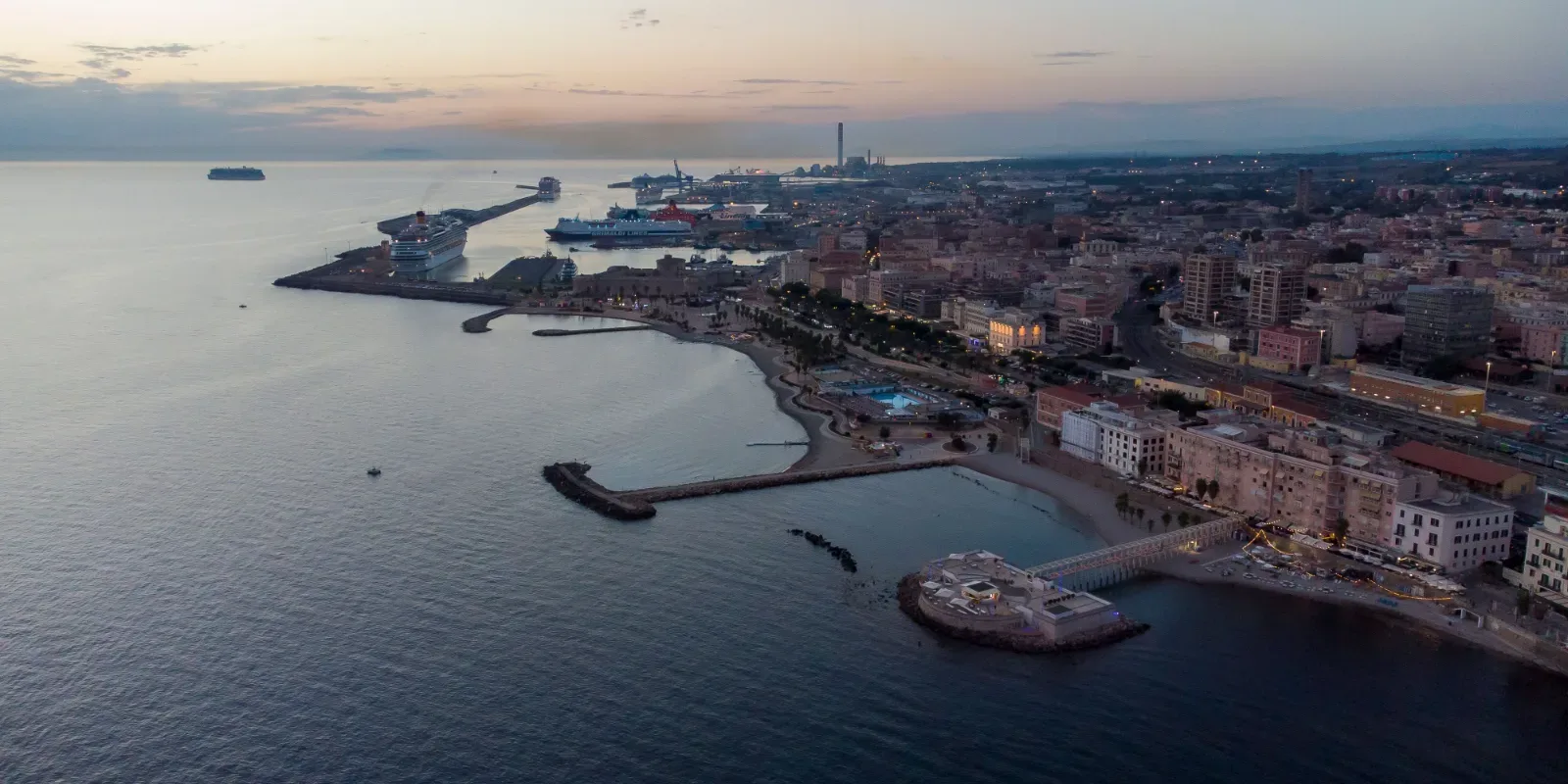 Vista aérea de Civitavecchia al atardecer con barcos de crucero atracados en el puerto