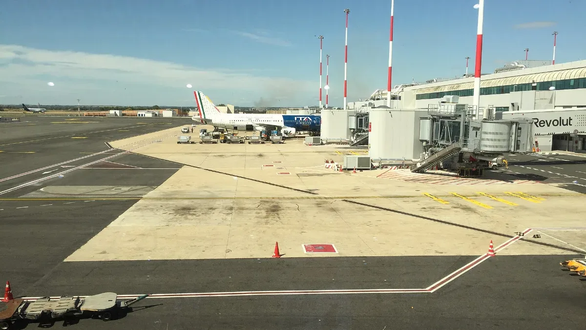 Aviones estacionados en las puertas del aeropuerto Roma Fiumicino, vistos desde la terminal