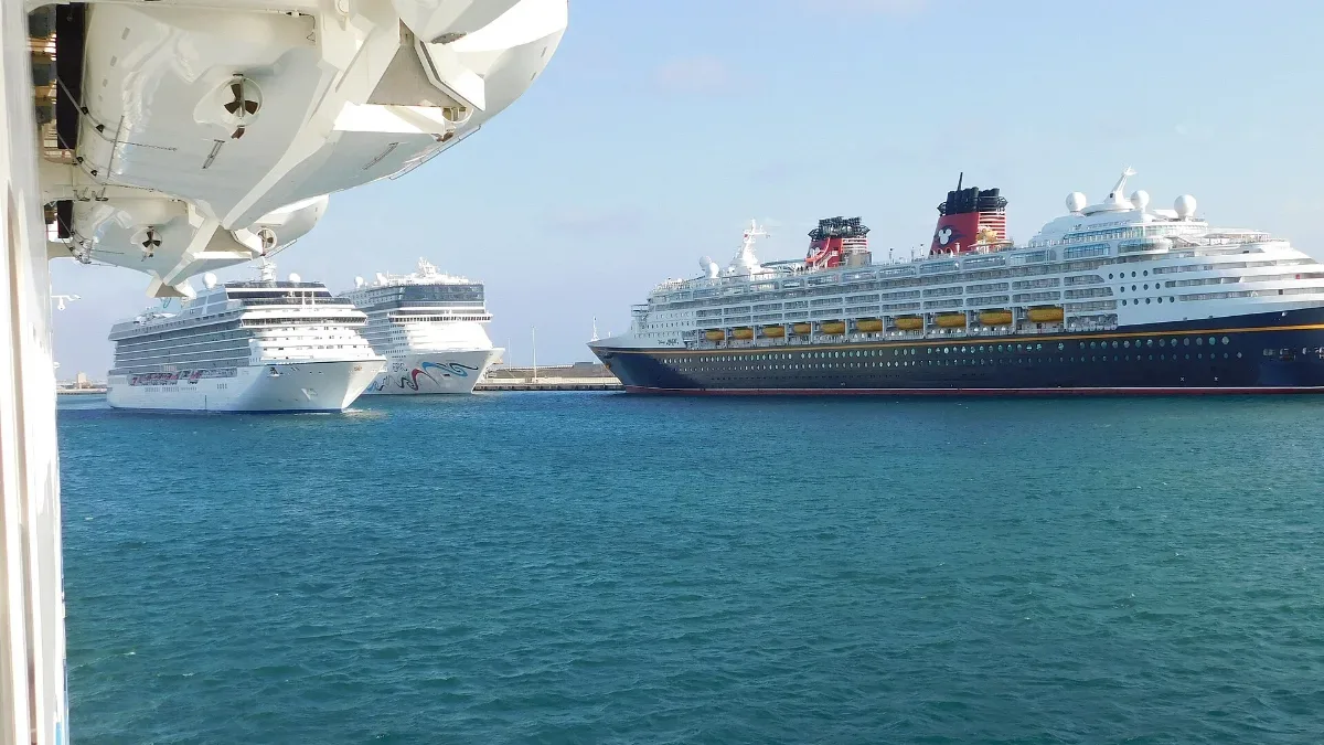 Barcos de crucero atracados en el puerto de Civitavecchia vistos desde la cubierta de un barco